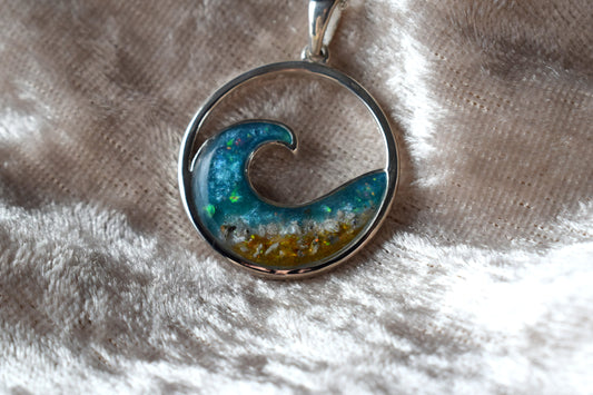 Cremation jewellery necklace in silver featuring symbolic wave design