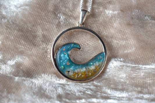 Cremation jewellery necklace in silver featuring symbolic wave design