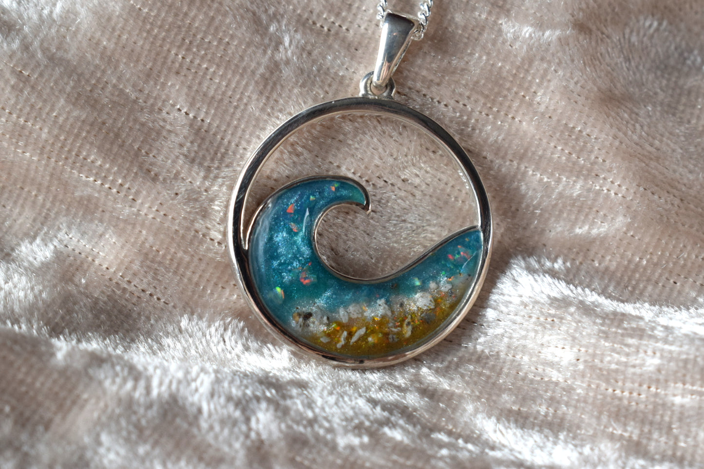 Cremation jewellery necklace in silver featuring symbolic wave design
