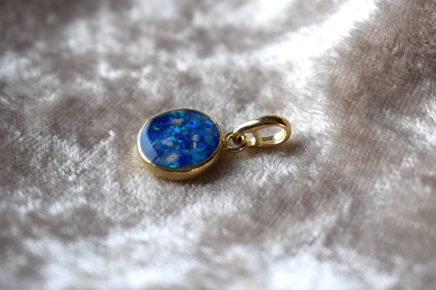 Small round 9ct gold memorial necklace with discreet ashes compartment