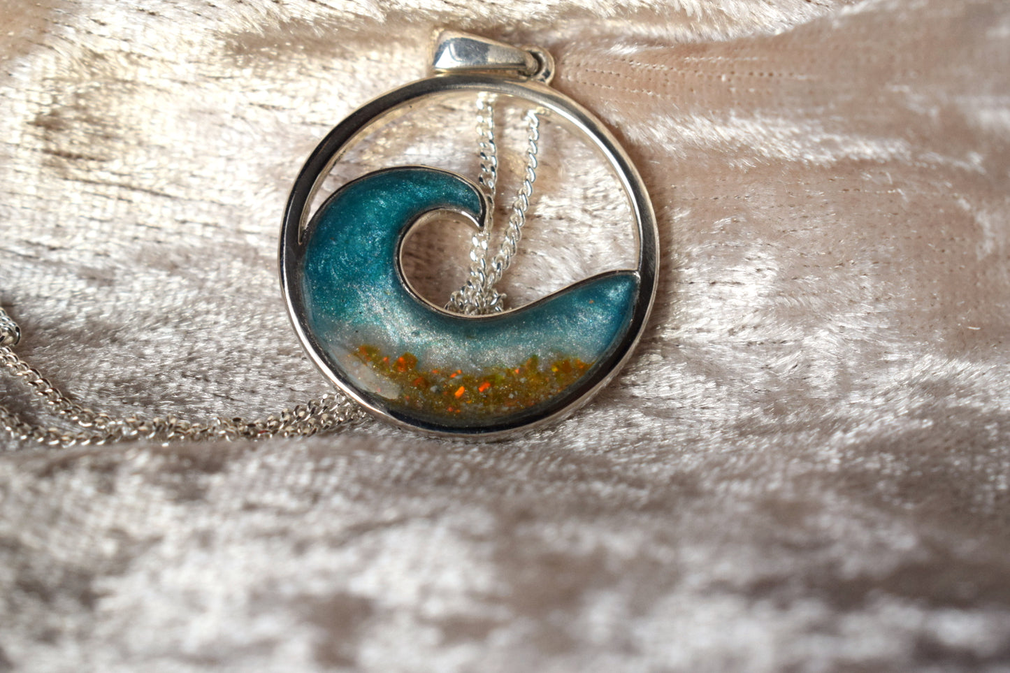 Cremation jewellery necklace in silver featuring symbolic wave design