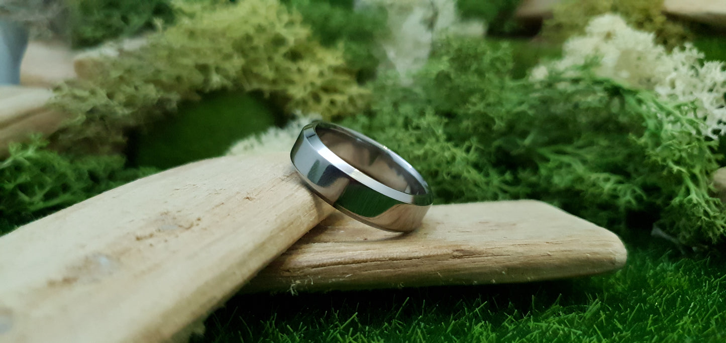 Men’s titanium wedding ring with high shine bevelled edge