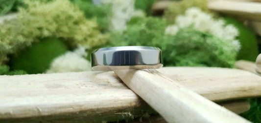 Men’s titanium wedding ring with high shine bevelled edge