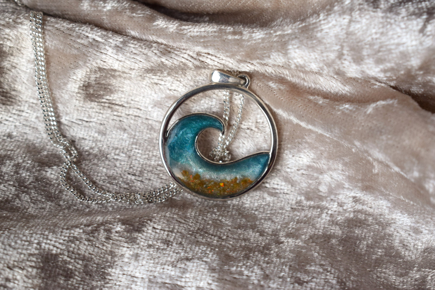 Cremation jewellery necklace in silver featuring symbolic wave design