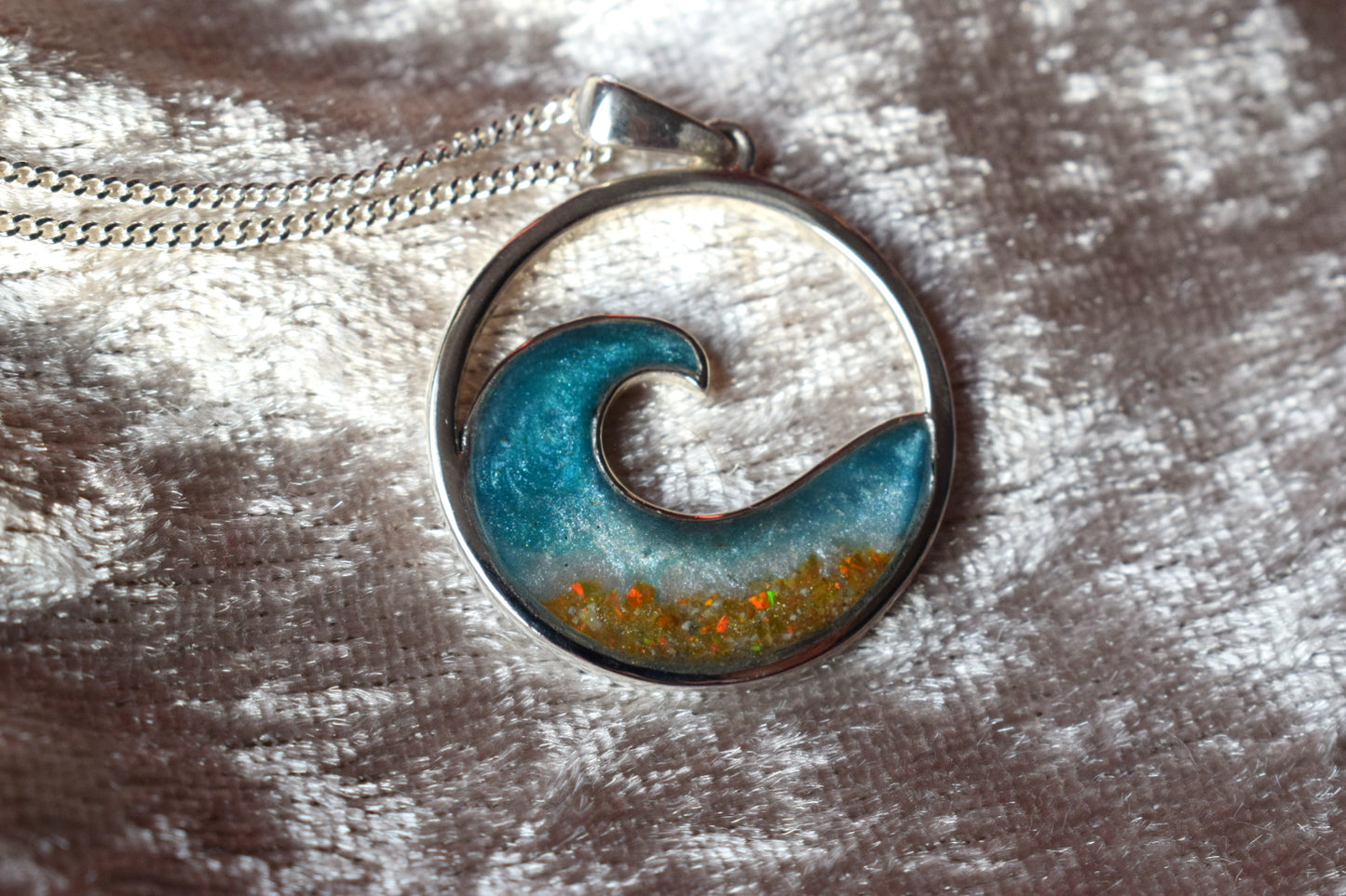 Cremation jewellery necklace in silver featuring symbolic wave design