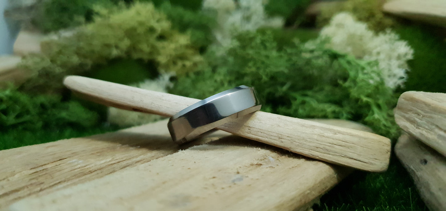 Men’s titanium wedding ring with high shine bevelled edge