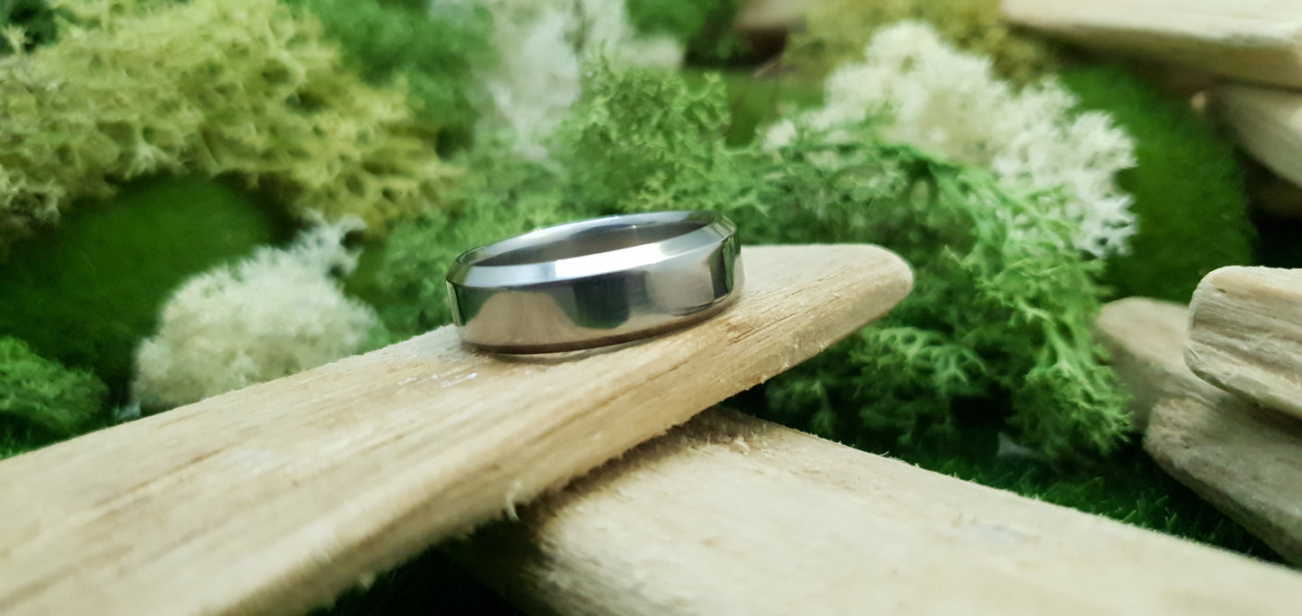 Men’s titanium wedding ring with high shine bevelled edge