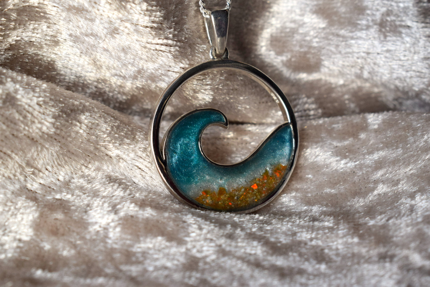 Cremation jewellery necklace in silver featuring symbolic wave design