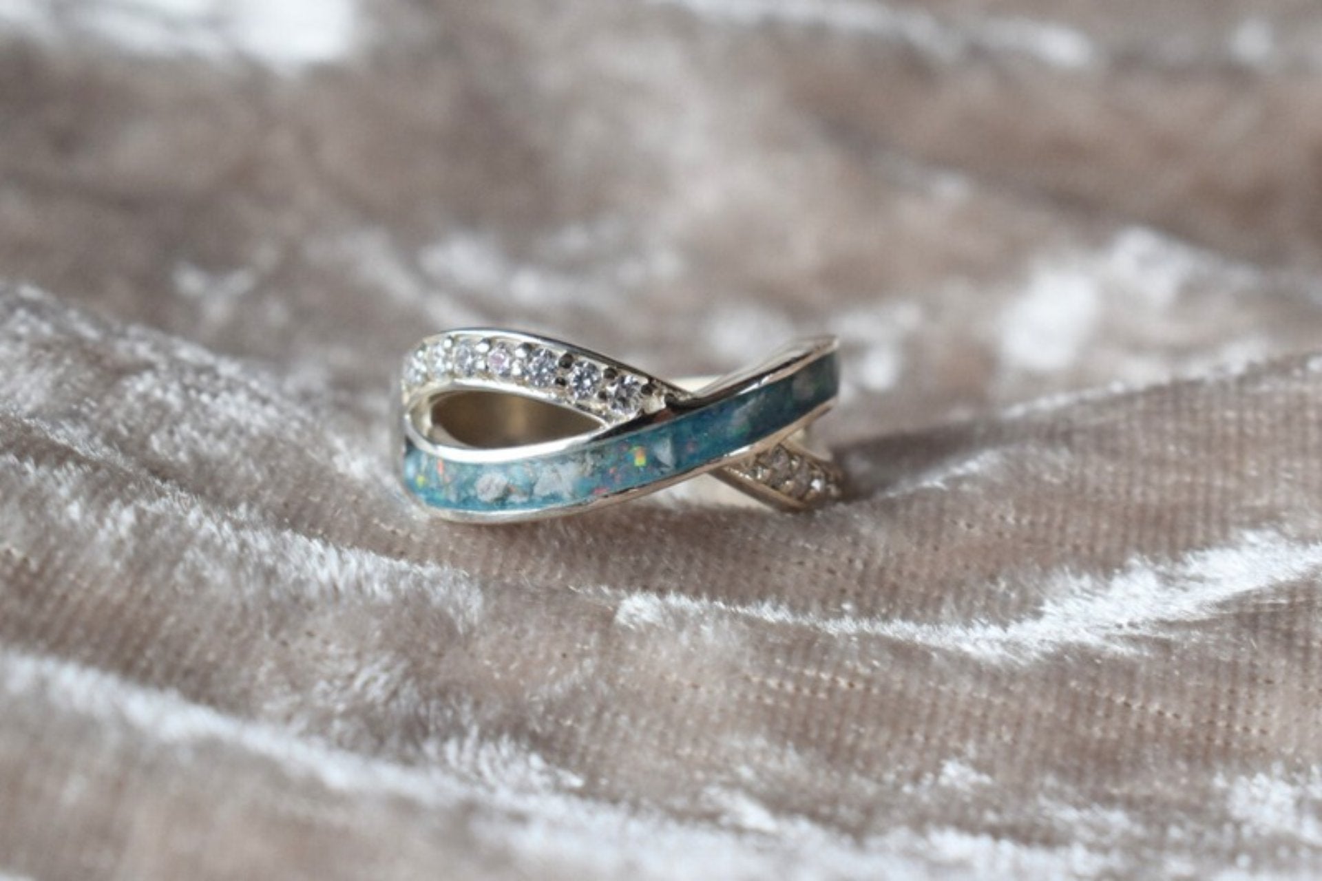 Sterling silver memorial ring with half-entwined CZ detail and hidden ashes