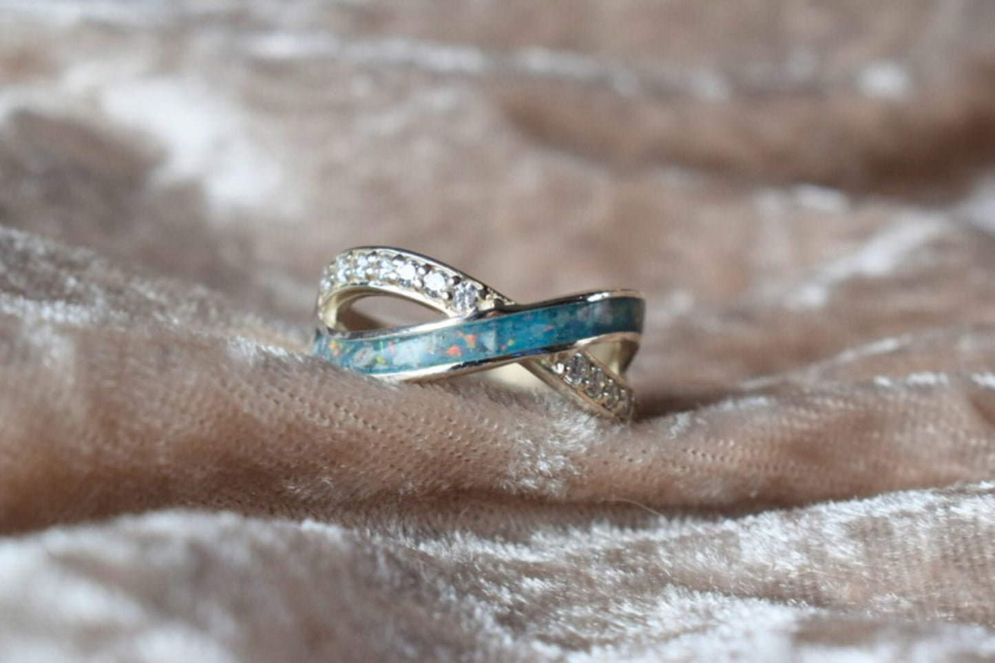 Sterling silver memorial ring with half-entwined CZ detail and hidden ashes