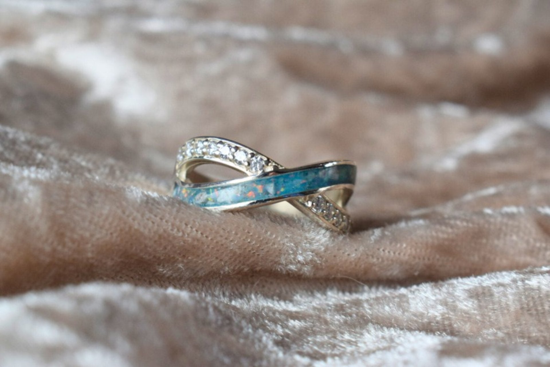 Sterling silver memorial ring with half-entwined CZ detail and hidden ashes