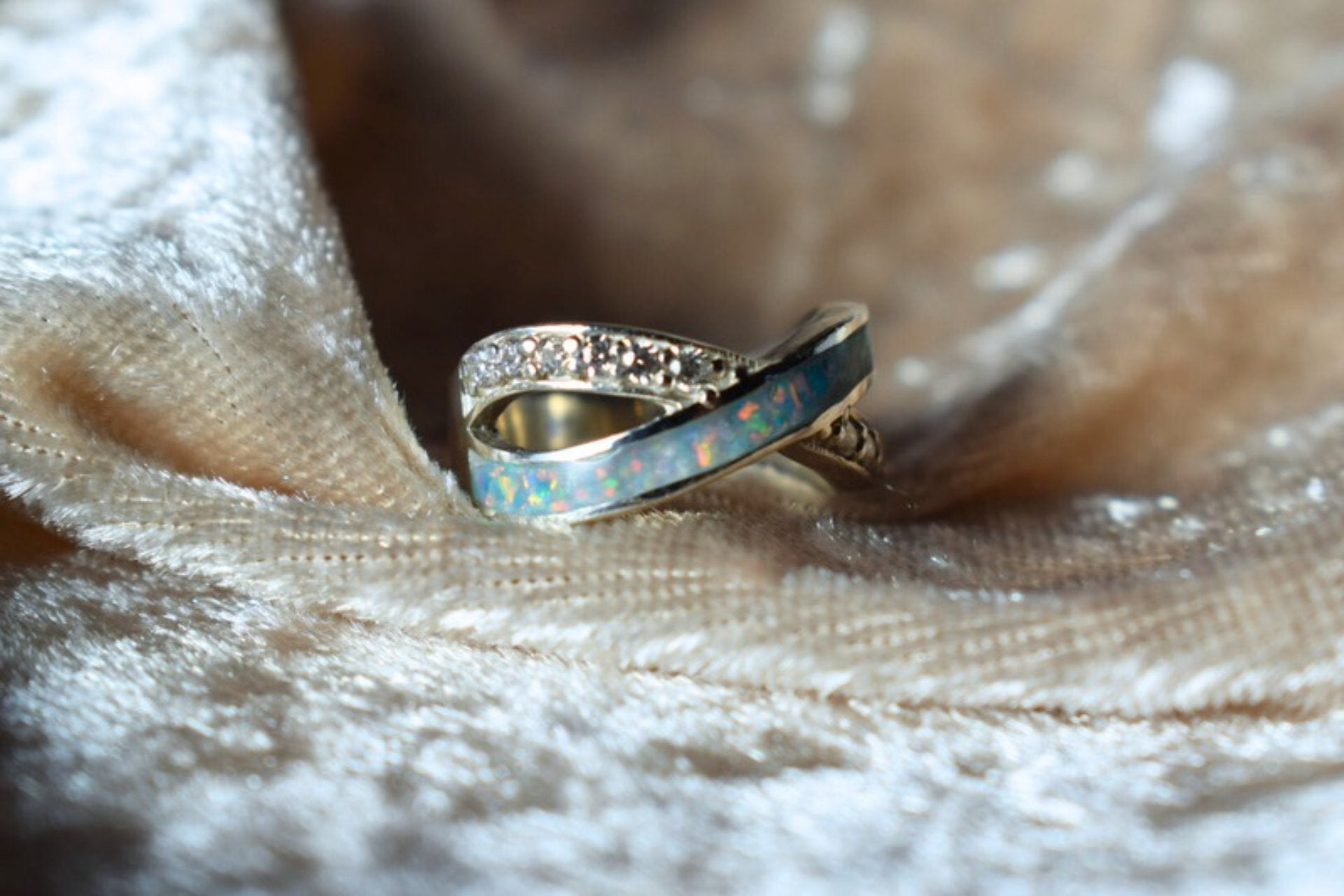 Sterling silver memorial ring with half-entwined CZ detail and hidden ashes