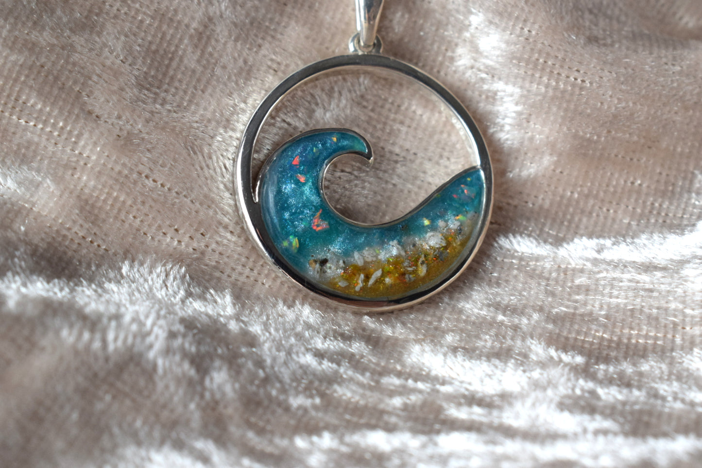 Cremation jewellery necklace in silver featuring symbolic wave design