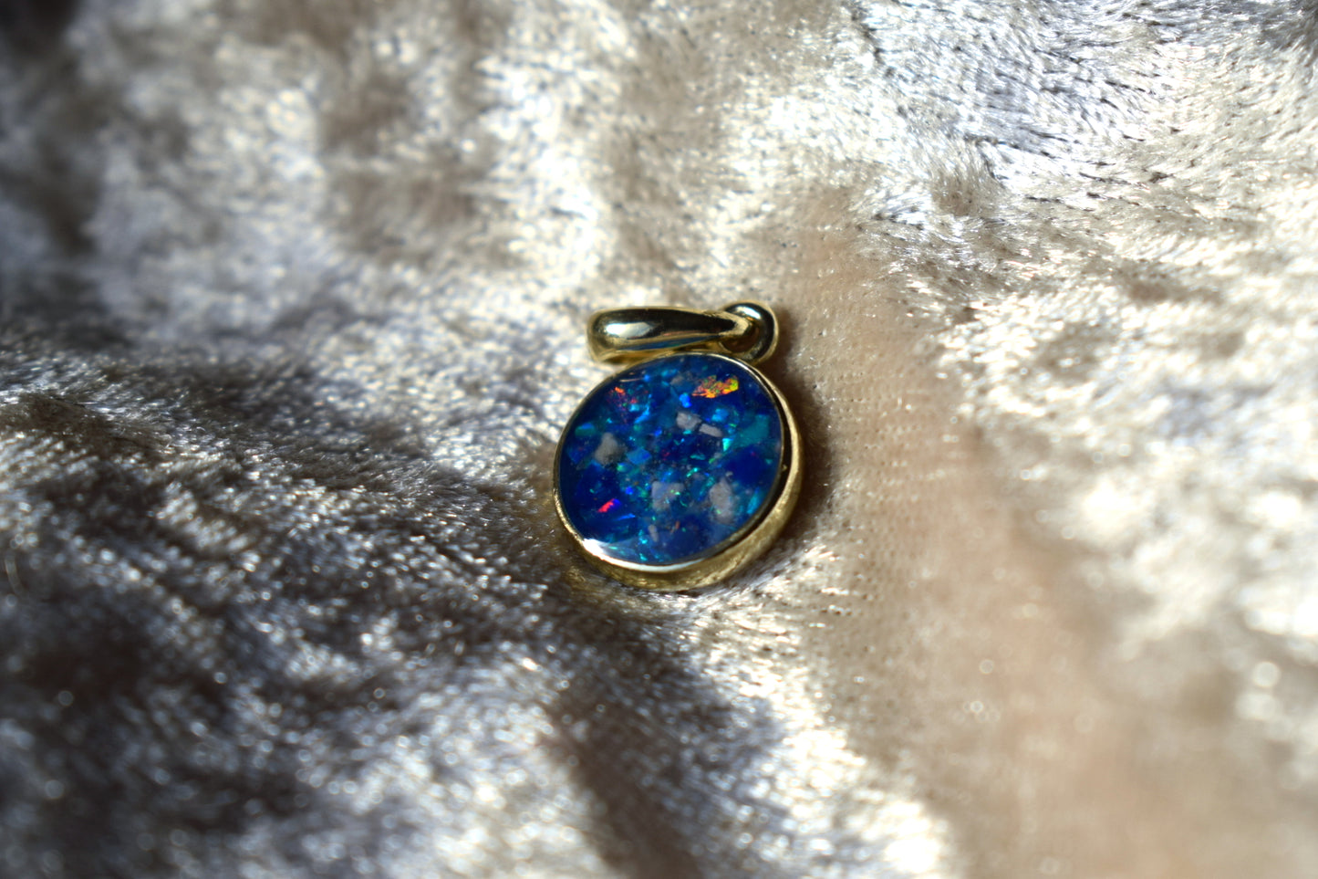 Small round 9ct gold memorial necklace with discreet ashes compartment