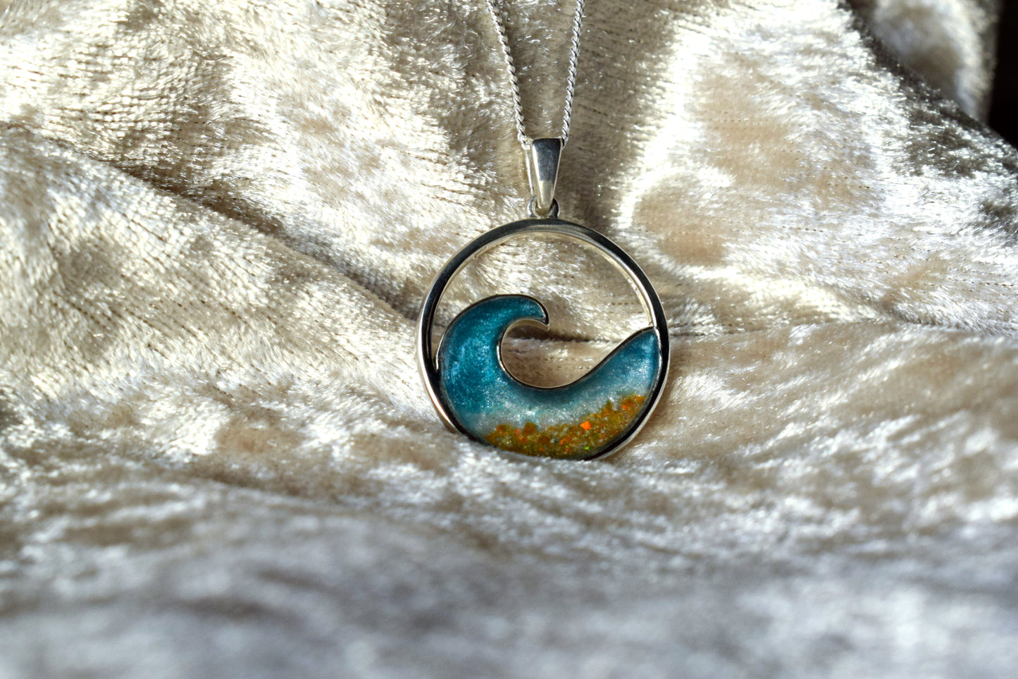 Cremation jewellery necklace in silver featuring symbolic wave design