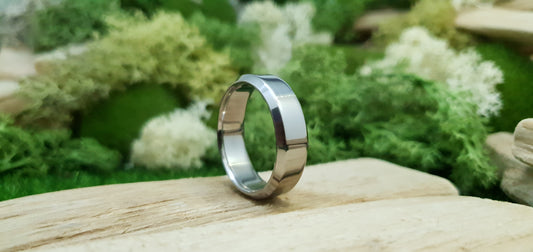 Men’s titanium wedding ring with high shine bevelled edge