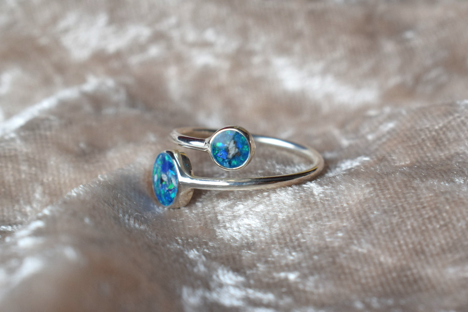 Adjustable silver memorial ring with double round ashes settings