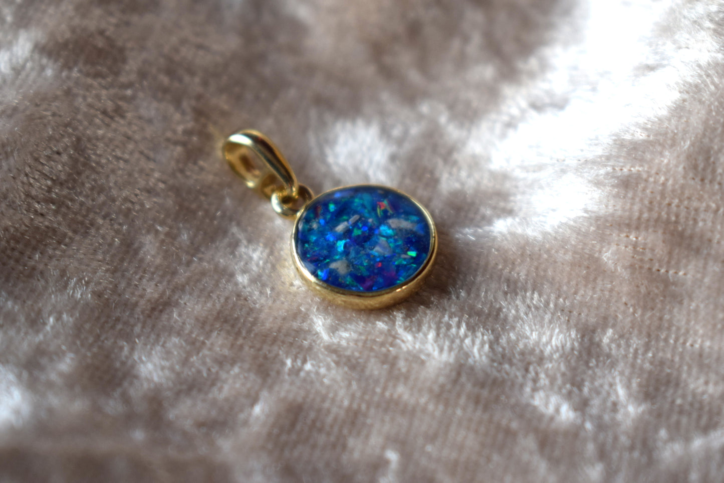 Small round 9ct gold memorial necklace with discreet ashes compartment