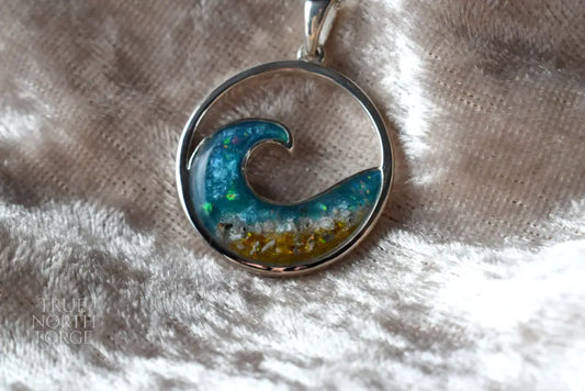 Cremation jewellery necklace in silver featuring symbolic wave design