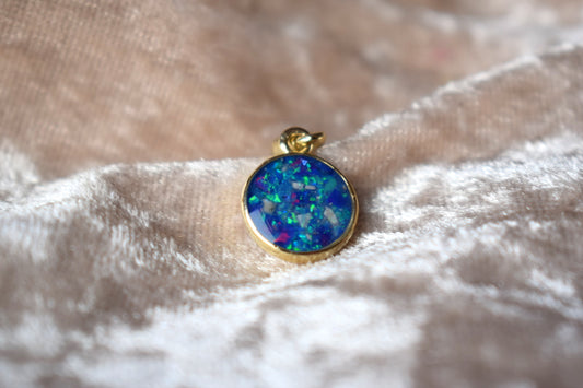 Small round 9ct gold memorial necklace with discreet ashes compartment