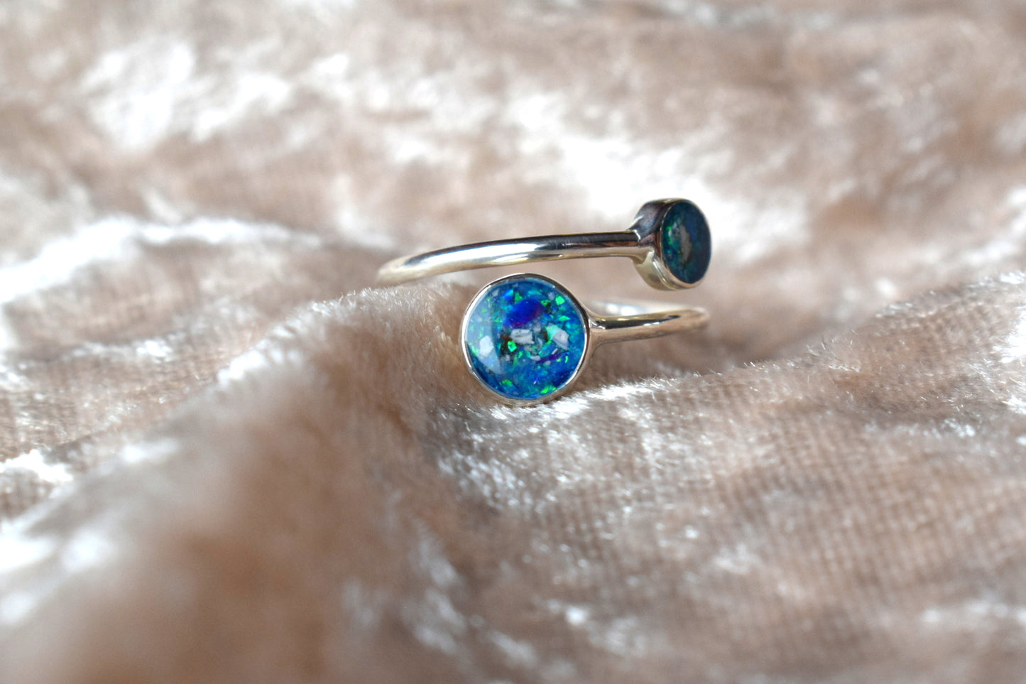 Adjustable silver memorial ring with double round ashes settings