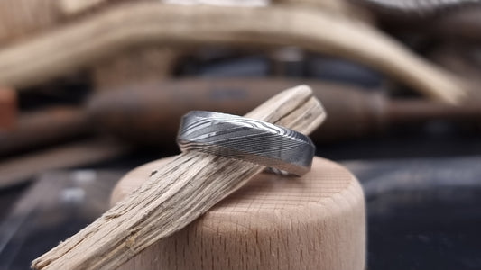        Unique men’s Damascus steel ring featuring Esk patterned layers                                                      