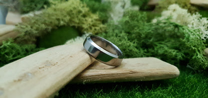 Men’s titanium wedding ring with high shine bevelled edge