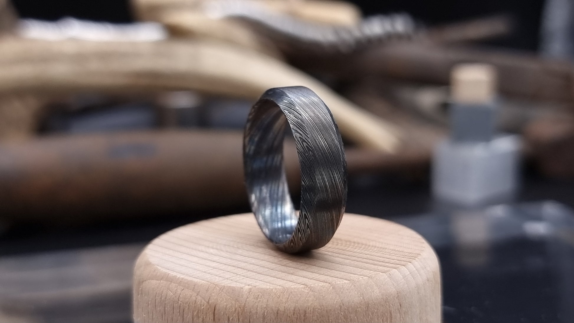 Unique men’s Damascus steel ring featuring Esk patterned layers