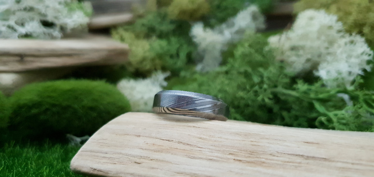 Unique men’s Damascus steel ring featuring Esk patterned layers