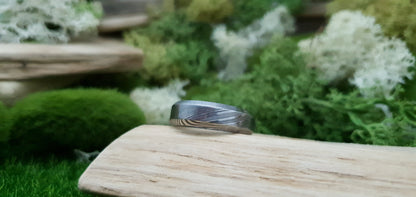 Unique men’s Damascus steel ring featuring Esk patterned layers