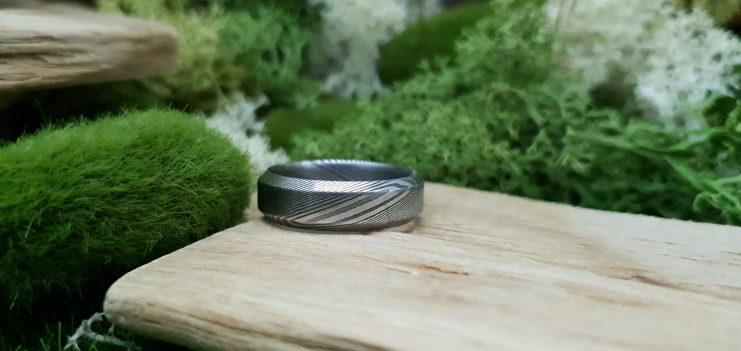 Unique men’s Damascus steel ring featuring Esk patterned layers