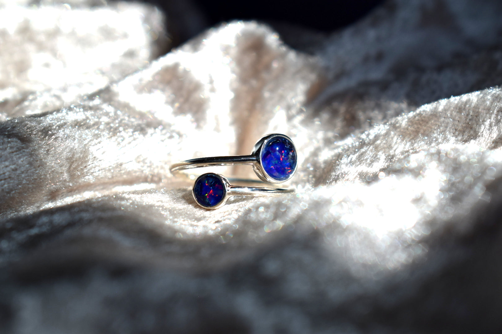 Adjustable silver memorial ring with double round ashes settings
