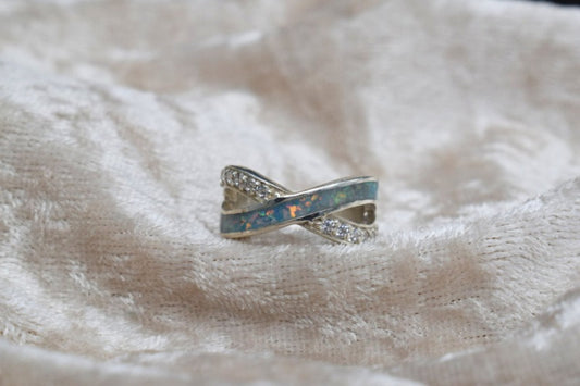 Sterling silver memorial ring with half-entwined CZ detail and hidden ashes