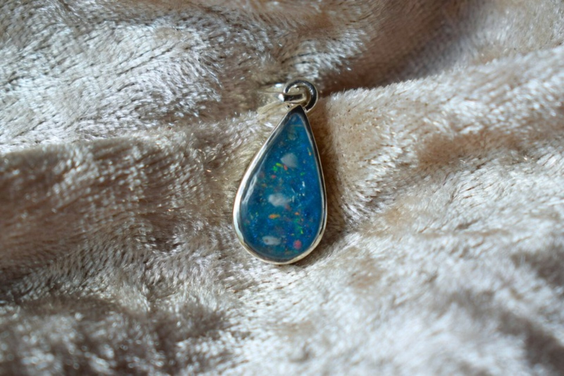Handmade teardrop silver memorial ashes necklace with discreet ashes inlay, crafted in the UK