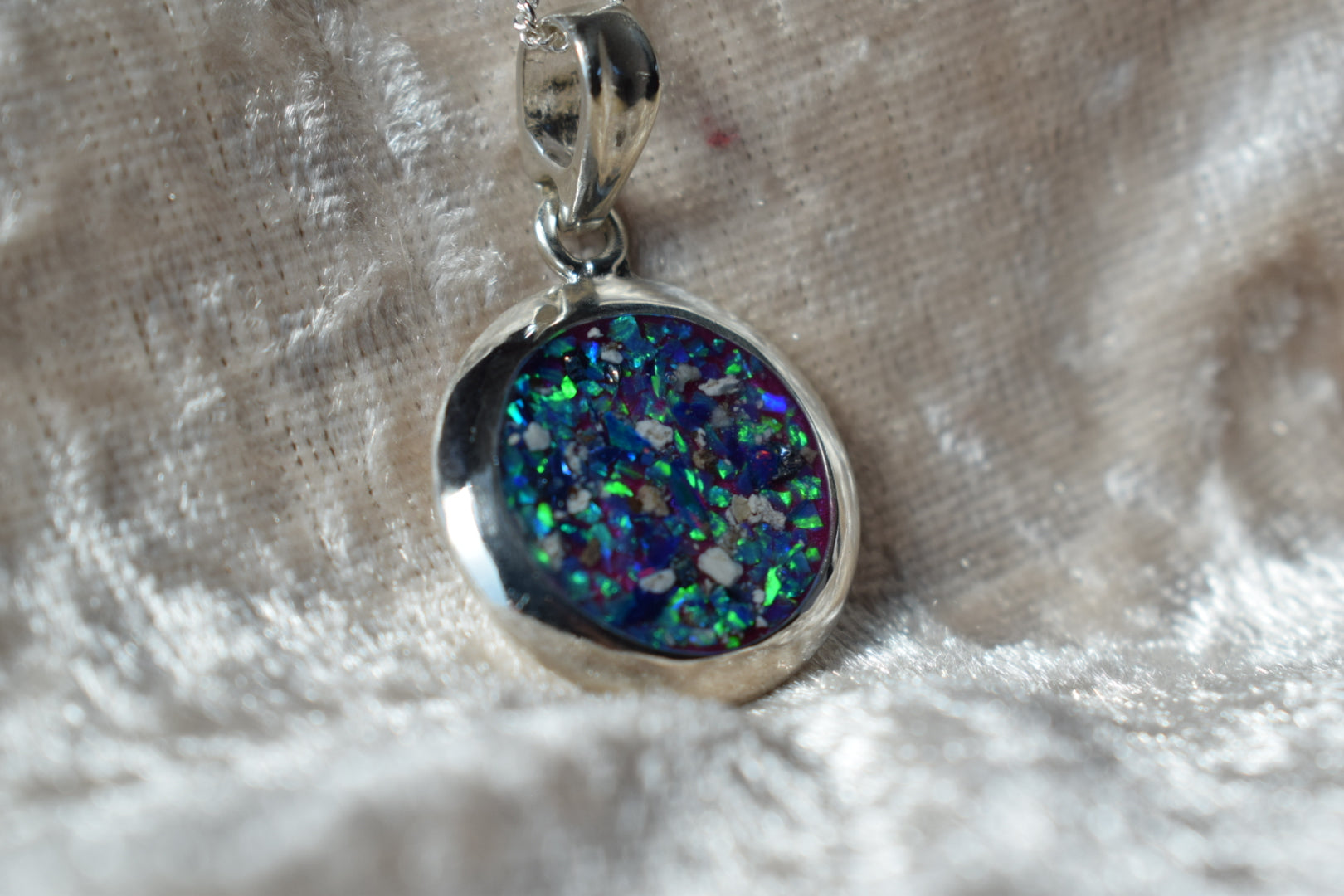 Large round silver cremation ashes necklace featuring a subtle and timeless design. Crafted from high-quality sterling silver, this handmade necklace preserves precious memories and offers a comforting keepsake. Designed in the UK, the necklace combines elegance and meaning, making it an ideal memorial jewellery piece.