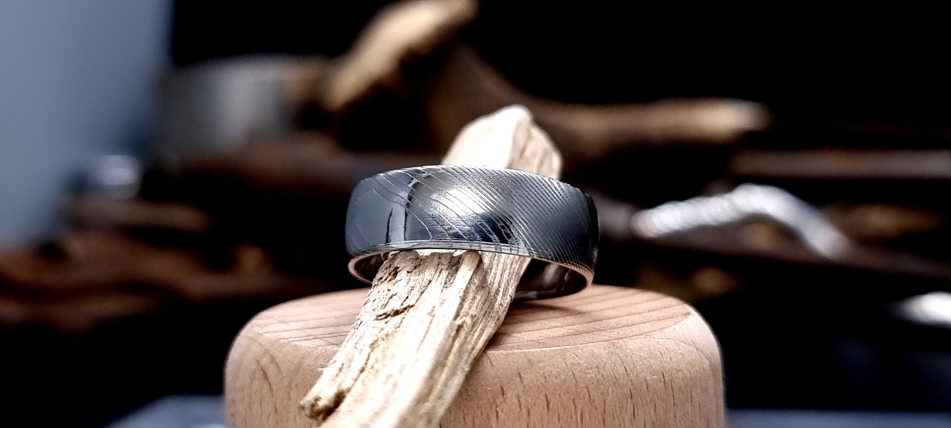 Crynoch patterned Damascus steel ring for alternative wedding style