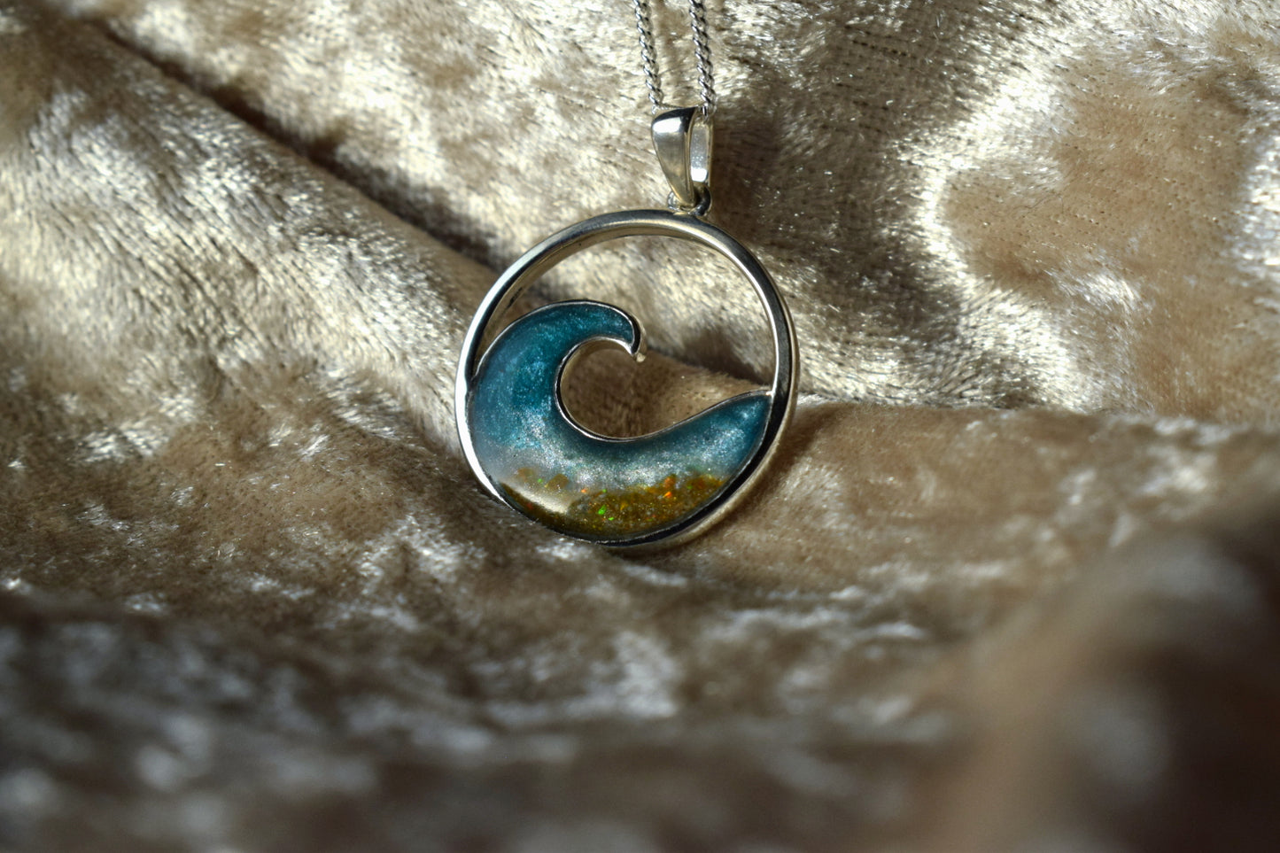 Cremation jewellery necklace in silver featuring symbolic wave design