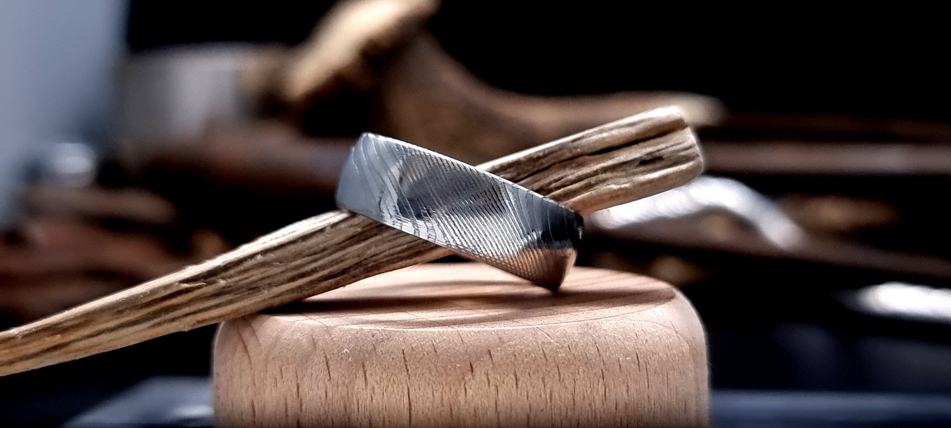 Crynoch patterned Damascus steel ring for alternative wedding style