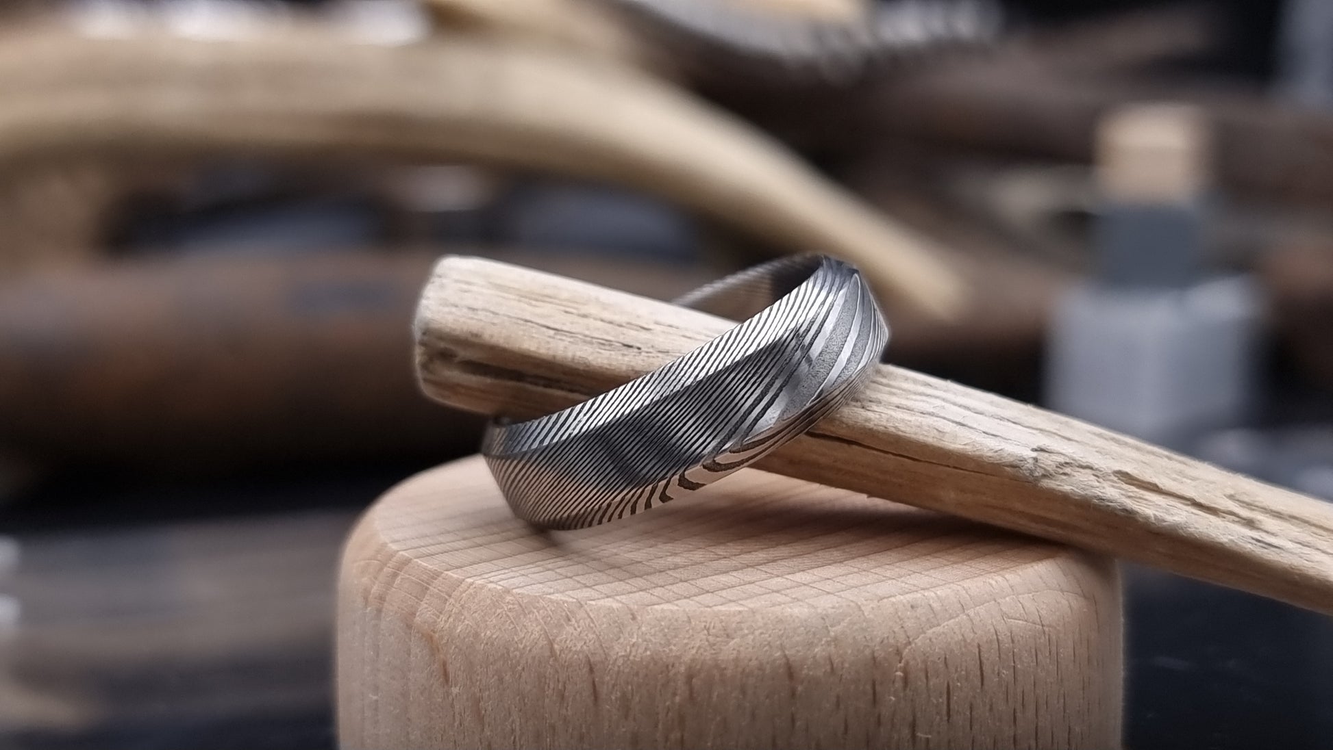 Unique men’s Damascus steel ring featuring Esk patterned layers
