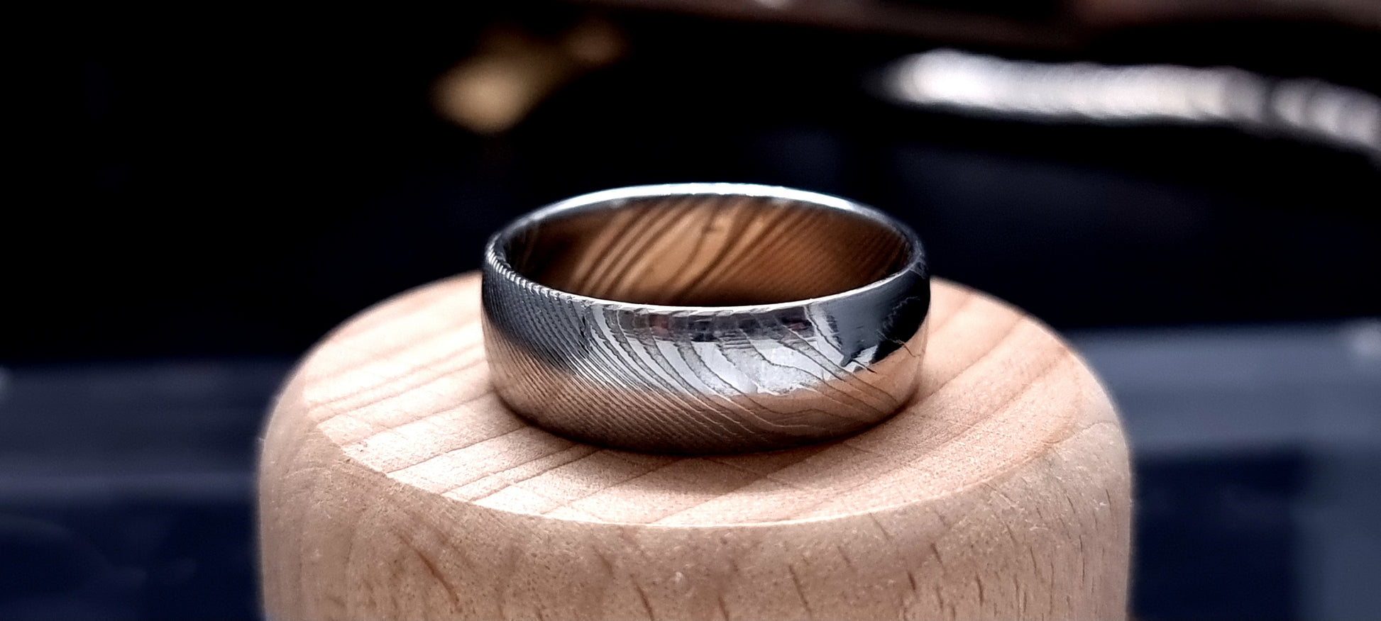 Crynoch patterned Damascus steel ring for alternative wedding style