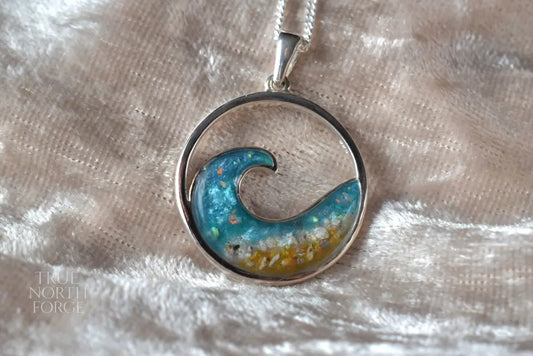 Cremation jewellery necklace in silver featuring symbolic wave design