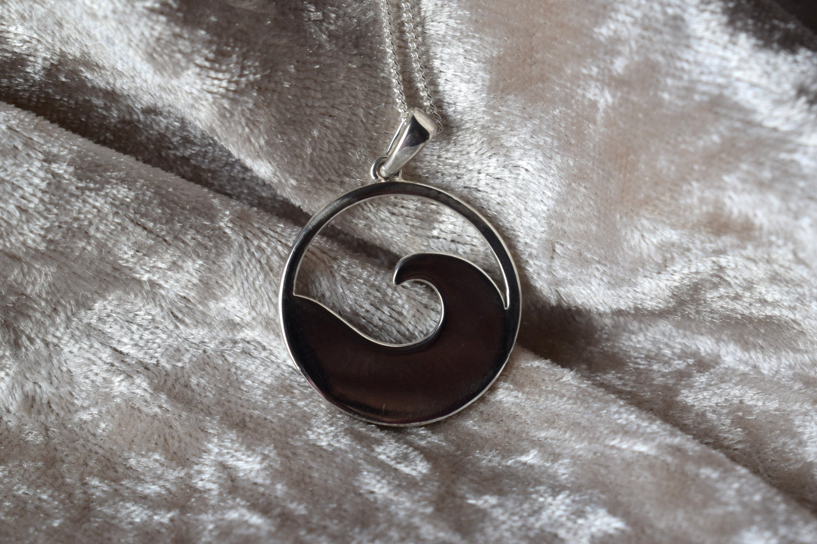 Cremation jewellery necklace in silver featuring symbolic wave design