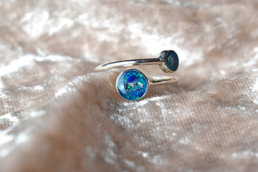 Adjustable silver memorial ring with double round ashes settings